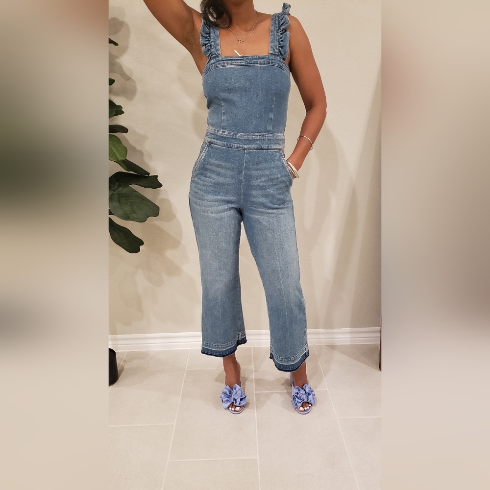 Blank NYC, denim Romper, size 25 pockets,shoulder ruffle, cropped with a flare
